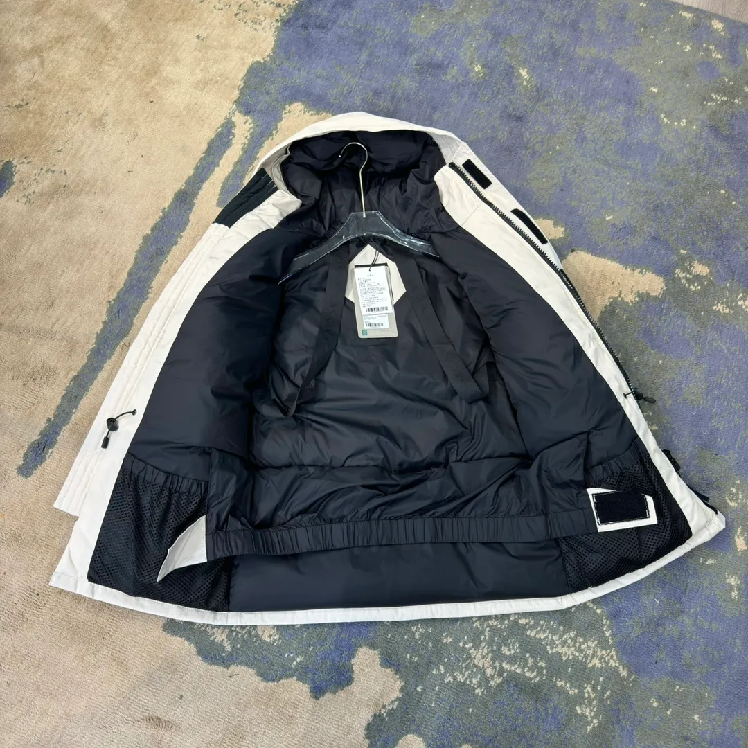P800 Canada Goose "Canada Goose"🇨🇦 Beichen White / 08 Expedition Parka 4660M Product color: black, off-white, red, sand pink, sky blue, graphite gray, Beichen white, navy blue, sky blue, gray camouflage gray black label Product size: XS, S, M, L, XL, XXL The Expedition was originally a parka designed for scientists at the McMurdo Research Station in Antarctica. Whether your next journey takes you into the frozen urban jungle or across uncharted ice fields, wear Canada Goose's Expedition Parka and get proven results year after year in Antarctica by the National Science Foundation's Center for Polar Research.  Material list: 1⃣ Uses Y-shaped Velcro imported from Taiwan (exclusive in the market) 2⃣ Uses 18-count polyester-cotton blended fabric imported from South Korea (authentic synchronized fabric) 3⃣ National standard 80% white duck down, (zp uses 80% white duck down/90% of all boasts are fake) 4⃣ Western Canadian coyote hair (non-market dyed fox hair filled with wolf hair) Material analysis characteristics: 1⃣ The original/polyester-cotton fabric has a high polyester fiber content, and the polyester-cotton fabric has high heat and light resistance and good stability. It has bright colors, high fiber strength, durability, light resistance, heat resistance, and straightness. 2⃣ As we all know, the original version uses 80% white duck down. The fill power refers to the cubic inches of volume occupied by each ounce (30 grams) of down under certain conditions. If one ounce of down occupies 500 cubic inches, the fill power of the down is 500. So we can simply understand it as: fill power is the volume of down, and the volume of down is fill power. The higher the fill power of down, it means that under the same filling amount, down can fix a larger volume of air layer to keep warm and insulate, so the warmth retention of down is better. 3⃣ Western Canadian coyote hair, "large range of selected neck hair" is soft and fluffy, each wolf hair is 60-63 long / 14-16 wide at the peak, this width + preferred parts. It is basically unmatched by the same industry